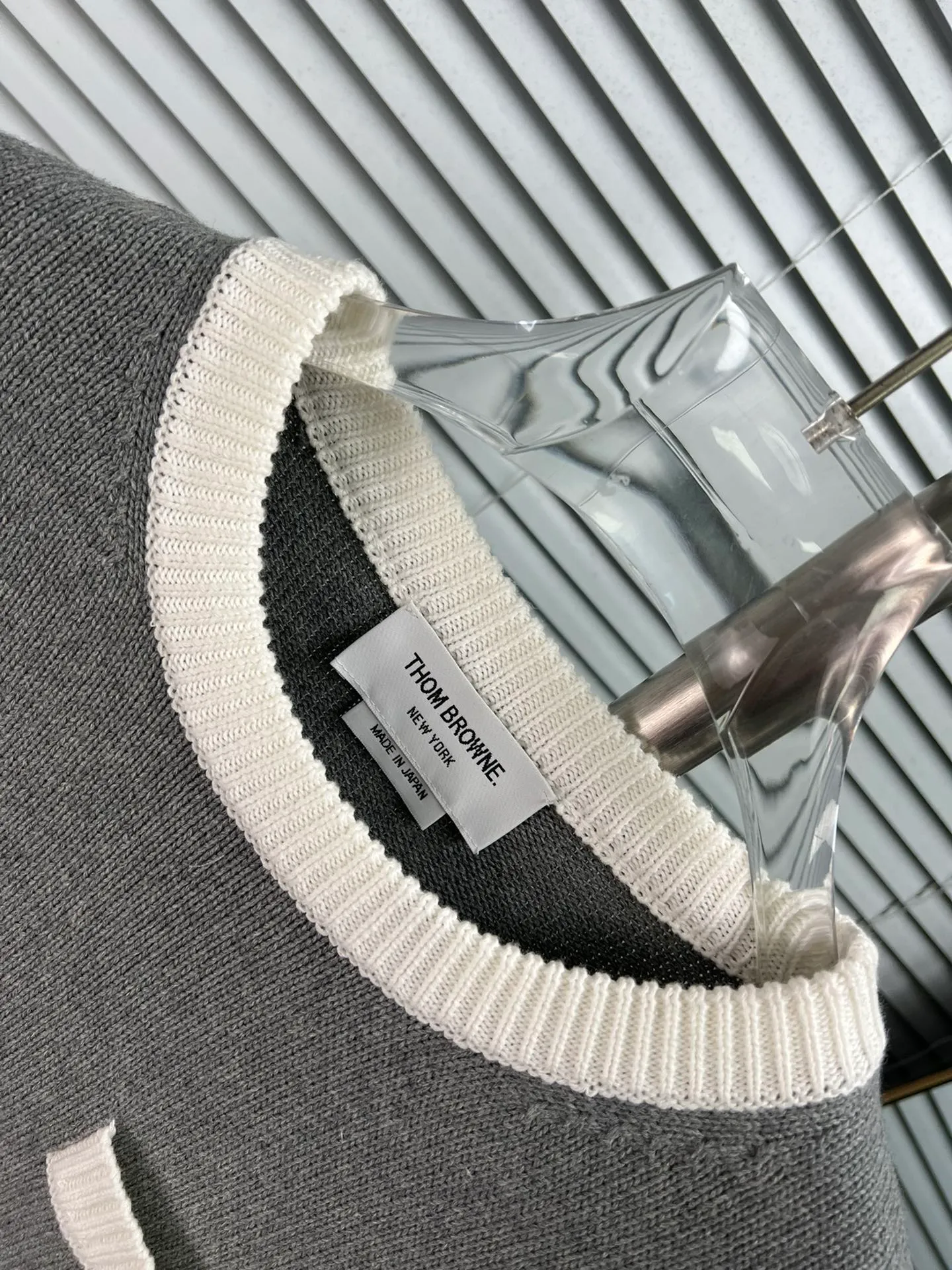 THOM BROWNE Versatile 📍𝐂𝐨𝐥𝐨𝐮𝐫 ：White🆚Gray 📍𝐒𝐢𝐳𝐞Size：0.1.2（SML） 📍𝐃𝐞𝐭𝐚𝐢𝐥 ： ， TB White 、 Gray ， ， ， TB